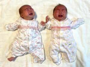 同時に泣く双子の写真