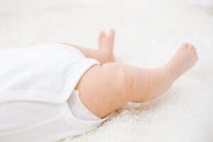 オムツをはいている赤ちゃんの足