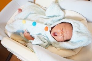 ネムリラであくびをする新生児